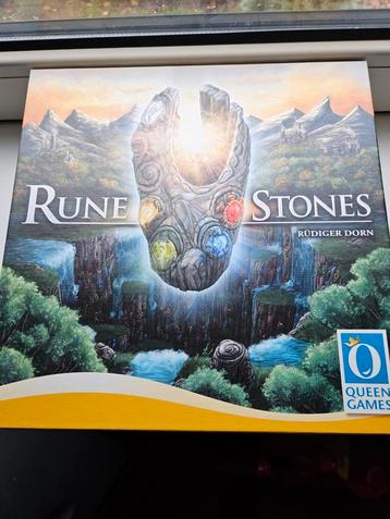 Bordspel rune stones beschikbaar voor biedingen