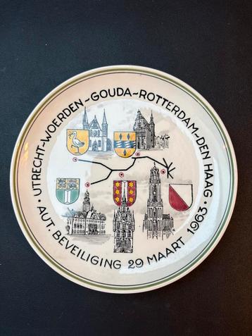 Herinneringsbordje ‘Aut. beveiliging Utrecht-Den Haag 1963’ beschikbaar voor biedingen