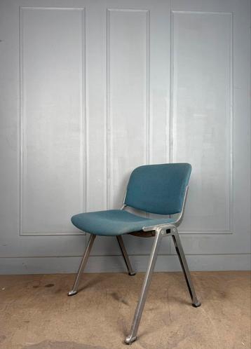 8 stapelbare vintage industriele Wesifa design stoelen beschikbaar voor biedingen