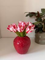 Aardbeienvaas met kunst tulpen - Blokker, Ophalen of Verzenden, Zo goed als nieuw, Rood, Aardewerk of Porselein