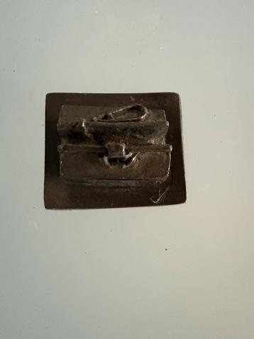 Tinnen koffertje beschikbaar voor biedingen
