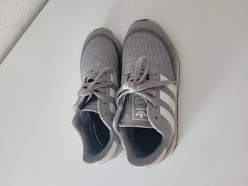 mooie weinig gedragen Adidas schoenen sneakers maat 33  beschikbaar voor biedingen