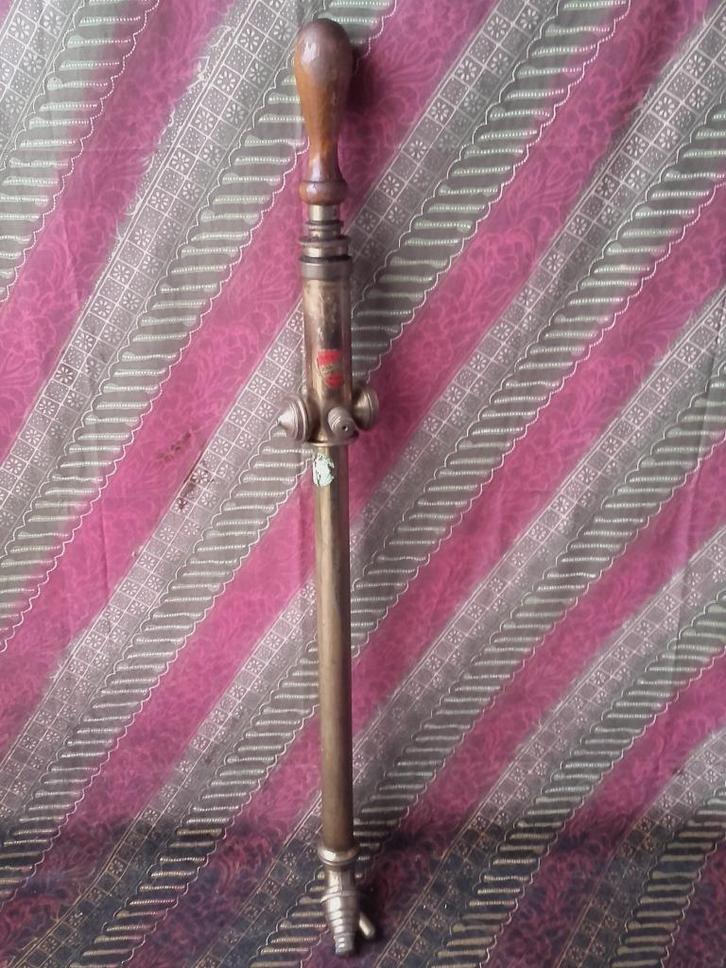 Mooie oude spuit uit Engeland van koper en hout 70 cm., Antiek en Kunst, Antiek | Woonaccessoires, Ophalen of Verzenden