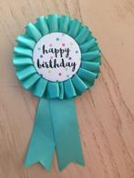 Happy Birthday verjaardag broche turquoise lintje button, Nieuw, Ophalen of Verzenden, Verjaardag