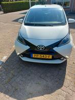 TOYOTA Aygo 1.0 DEALER ONDERHOUDEN, 16.624 km, Airco, Naviga, Auto's, Toyota, Stof, Wit, Handgeschakeld, Grijs