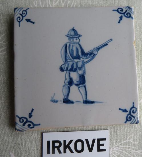 OUDE TEGEL JAGER OF SCHUTTER * Kleiner Formaat *, Antiek en Kunst, Antiek | Wandborden en Tegels, Verzenden