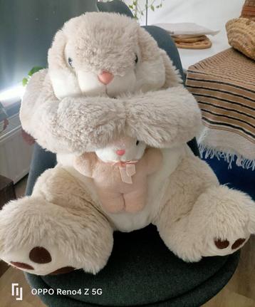 Grote knuffelkonijn met baby beschikbaar voor biedingen