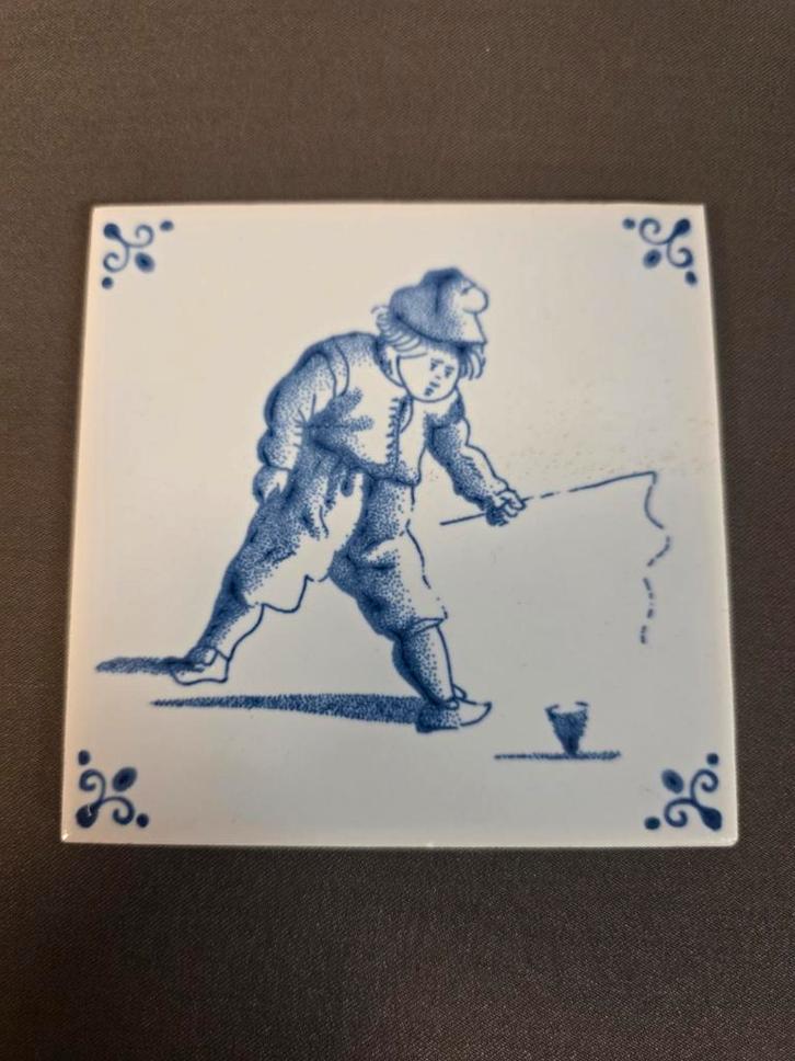 Delfts Blauw Tegel - Jongen met Tol  - Mosa, Antiek en Kunst, Antiek | Wandborden en Tegels, Ophalen of Verzenden