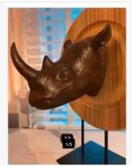 Korting Neushoorn woondeco op metalen voet poly huis tuin, Antiek en Kunst, Ophalen of Verzenden