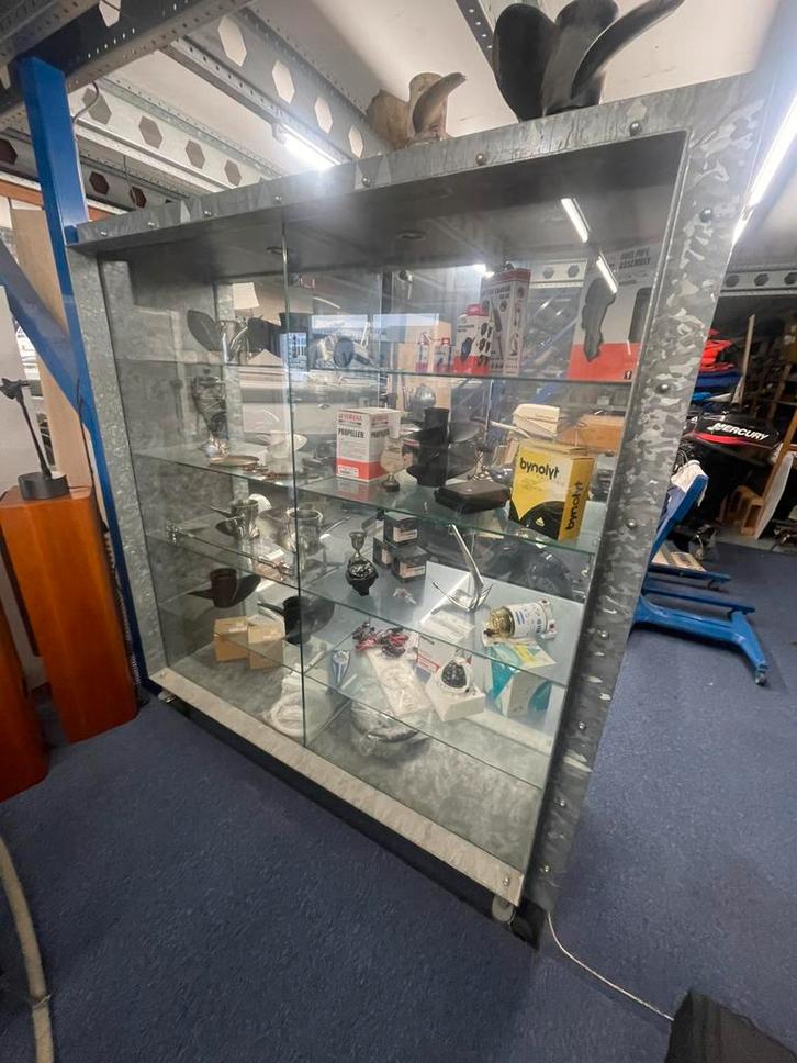 Stalen rijdbare vitrine kast, Zakelijke goederen, Kantoor en Winkelinrichting | Winkel en Inventaris, Ophalen