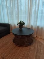 Rieten salontafel met zwart FENIX blad., Huis en Inrichting, 50 tot 100 cm, Minder dan 50 cm, Rond, Zo goed als nieuw