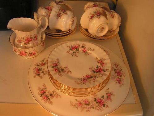 ROYAL ALBERT lAVENDLE ROSE SERVIESGOED, Verzamelen, Porselein, Kristal en Bestek, Nieuw, Kop en/of schotel, Ophalen of Verzenden