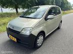 Daihatsu Cuore 1.0-12V Nagano*AUTOMAAT*NEW APK 07/26, Auto's, Daihatsu, Stof, Zwart, 18 €/maand, Beige