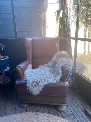 // BRUIN/COGNAC LEREN FAUTEUIL MET HOUTEN LIJST STOEL LEER / beschikbaar voor biedingen