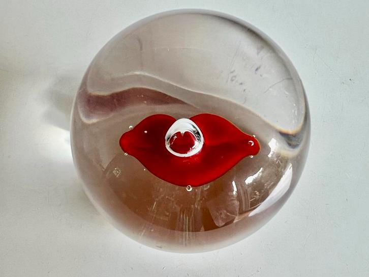 Vintage Kosta Boda Paperweight ‘Hot Lips’ Göran Wärff 80’s, Antiek en Kunst, Kunst | Designobjecten, Ophalen of Verzenden