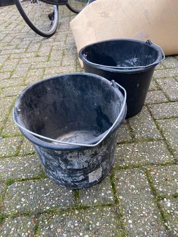 Twee zwarte emmers beschikbaar voor biedingen