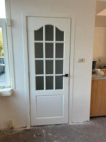 Mooie binnendeur met glas beschikbaar voor biedingen