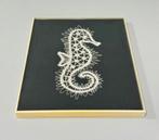 Handgemaakt zeepaard zeepaardje +lijst gehaakt kant kantwerk, Hobby en Vrije tijd, Overige typen, Ophalen of Verzenden, Zo goed als nieuw