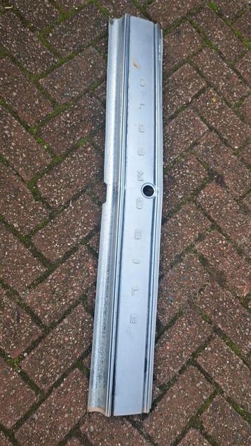 Oldsmobile Achterplaat Aluminium - Scheurtje beschikbaar voor biedingen