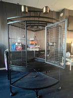 Super mooie nieuwe hoekkooi te koop!, Dieren en Toebehoren, Ophalen of Verzenden, Zo goed als nieuw, Metaal, Vogelkooi