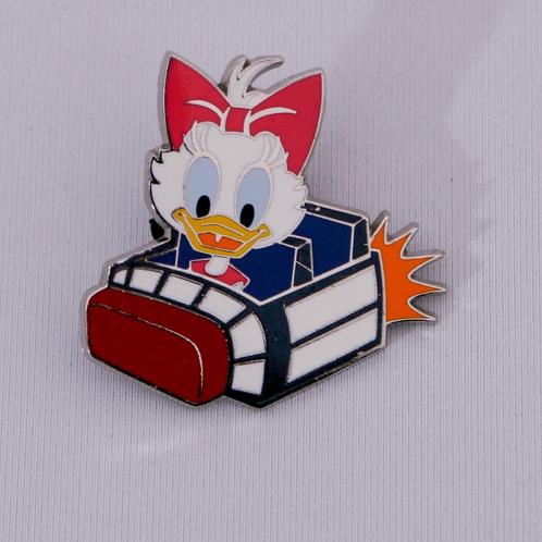 Disney trading pin Daisy in ruimteschip, Verzamelen, Disney, Zo goed als nieuw, Beeldje of Figuurtje, Overige figuren, Ophalen of Verzenden