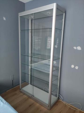 Vitrinekast glas met verlichting, +_ 40 x 101 x 200 cm beschikbaar voor biedingen