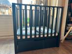 Zwarte box met de lade incl. Nieuw matras, Kinderen en Baby's, Boxen, Ophalen, Zo goed als nieuw, Rechthoekig, In hoogte verstelbaar
