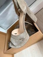 Unisa Plateau Hakken - Maat 36 - Nieuw in Doos, Kleding | Dames, Schoenen, Ophalen of Verzenden, Nieuw, Grijs, Pumps