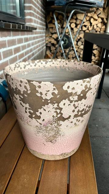 Bloempot licht roze /taupe kleur beschikbaar voor biedingen
