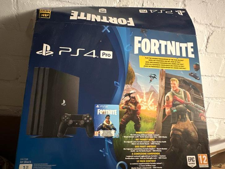 PlayStation 4 Pro + 2 Controllers + Crash Bandicoot, Spelcomputers en Games, Spelcomputers | Sony PlayStation 4, Zo goed als nieuw