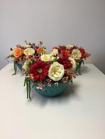 Leuk stuk met rode gerbera en creme rozen in stenen pot beschikbaar voor biedingen