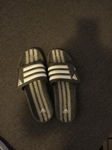 Adidas slippers maat 43 2/3 beschikbaar voor biedingen