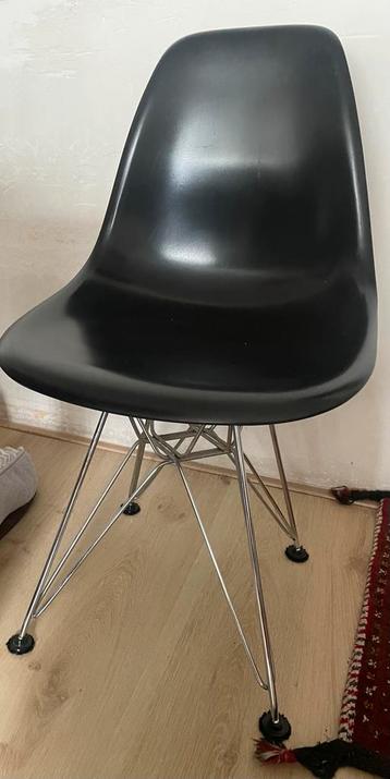 Zwarte design stoel (replica) beschikbaar voor biedingen