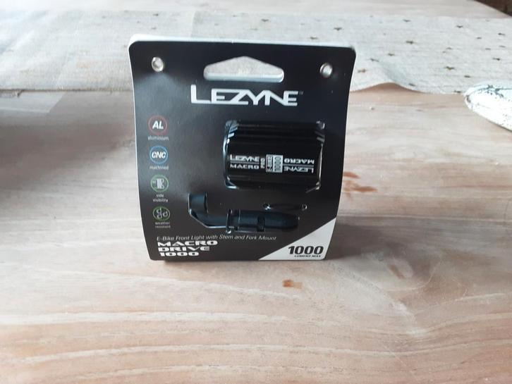 Lezyne E-bike Koplamp 1000 Lumen, Fietsen en Brommers, Fietsaccessoires | Fietsverlichting, Ophalen of Verzenden