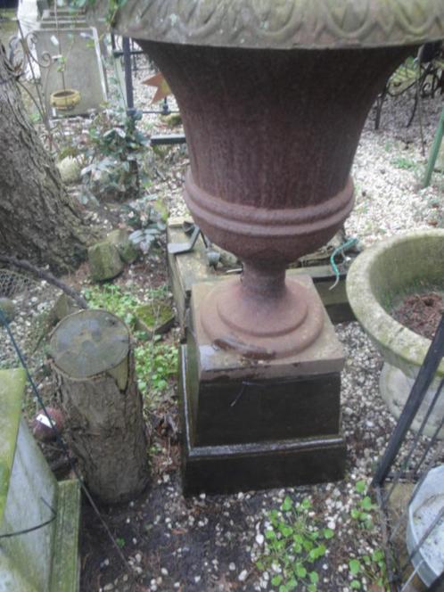 2 hele grote gietijzeren vazen met zuil, Tuin en Terras, Tuinvazen, Ophalen
