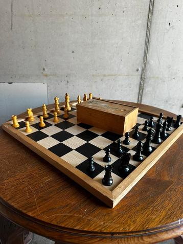 Homas Schaakspel Staunton – vintage houten schaakstukken beschikbaar voor biedingen