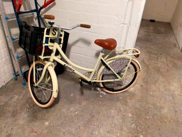 Meisje fiets met draagmand beschikbaar voor biedingen