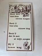 Mosa tegel met spreuk 10 bij 20 cm, bijna 50 jaar oud, Ophalen of Verzenden, Zo goed als nieuw