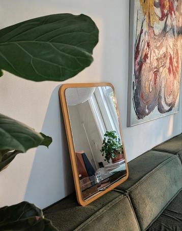 Retro zacht-gele spiegel met afgeronde hoeken beschikbaar voor biedingen