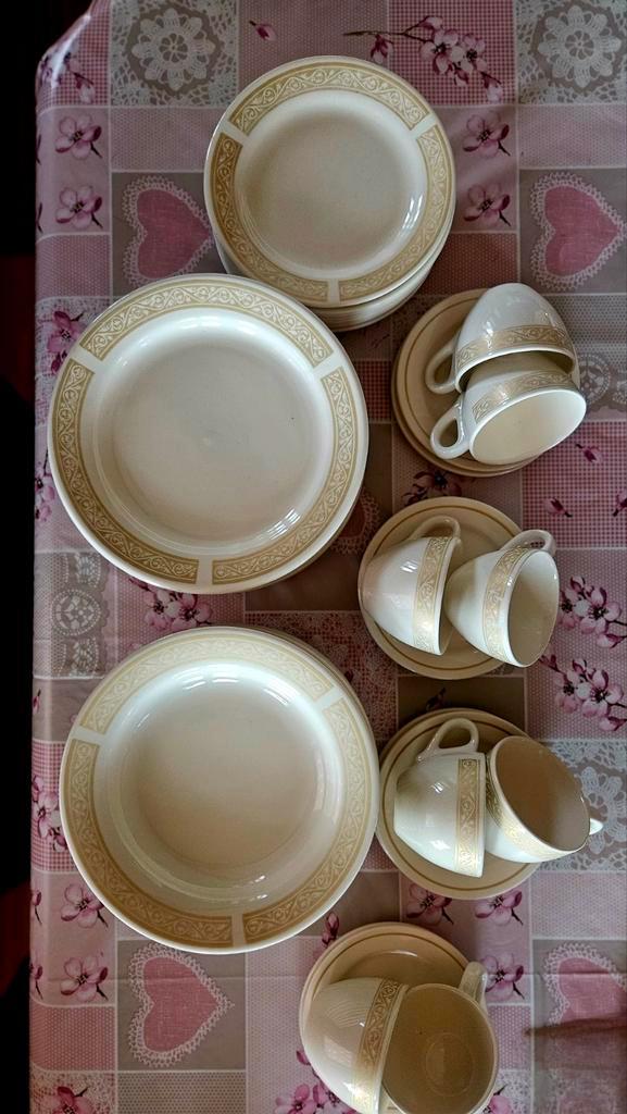 Te koop 8 persoons feestelijk kerst servies geheel compleet, Huis en Inrichting, Keuken | Servies, Zo goed als nieuw, Overige stijlen