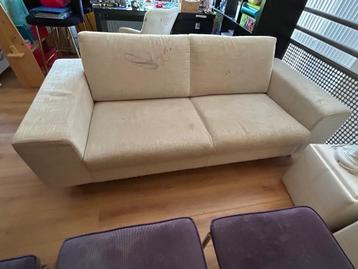 Beige 2-zits bank (met gebruikssporen) beschikbaar voor biedingen