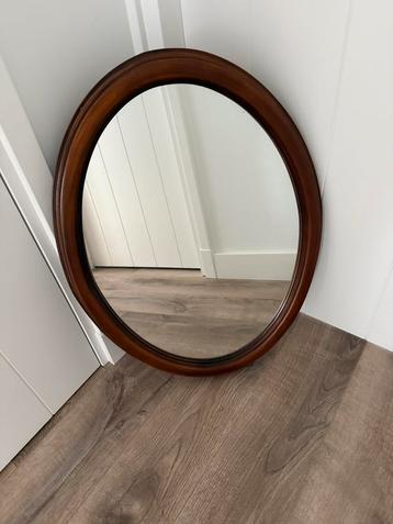 Houten ovale spiegel beschikbaar voor biedingen