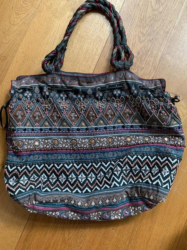 Stoffen tas met kraaltjes aan één kant hoofdkleur taupe, Sieraden, Tassen en Uiterlijk, Tassen | Damestassen, Gebruikt, Shopper