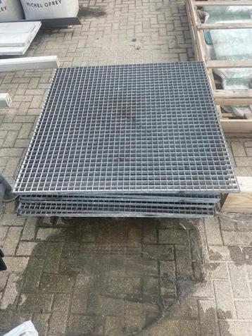 IJzeren rasters, 120x120x3cm, 12 stuks beschikbaar voor biedingen