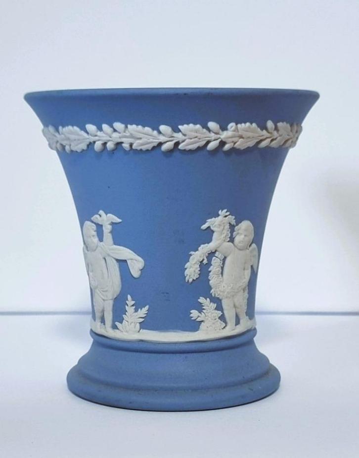 Wedgwood blue jasperware Trompet Vaas., Verzamelen, Porselein, Kristal en Bestek, Zo goed als nieuw, Overige typen, Porselein