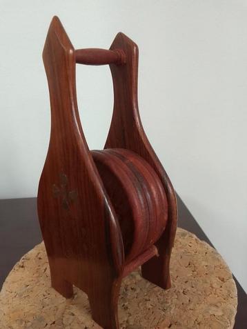 Houten houder, met messing ingelegd, met onderzetters  beschikbaar voor biedingen