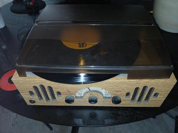 Platenspeler met AM / FM radio met ingebouwde geluidsboxen. beschikbaar voor biedingen