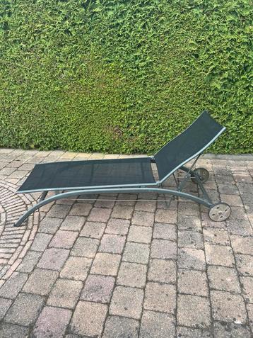 Ligbed grijs verstelbaar beschikbaar voor biedingen