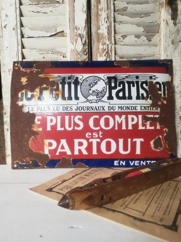 Antiek emaille reclame bord Le Petit Parisien  beschikbaar voor biedingen