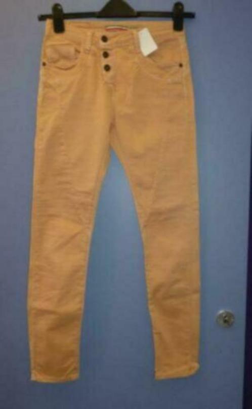 Please broek licht zalm kleurig 3 knopen voor mt XS nr 30934, Kleding | Dames, Broeken en Pantalons, Zo goed als nieuw, Maat 34 (XS) of kleiner
